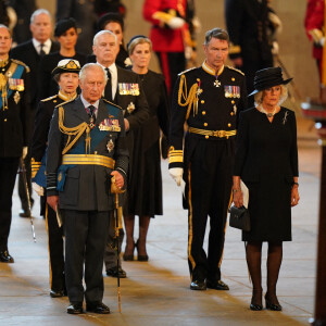 Le duc et la duchesse de Sussex, le prince Harry et Meghan Markle, le prince William et Meghan Markle, la comtesse Sophie et le Prince Edward, le roi Charles et la reine Camilla arrivent devant le cercueil d'Elizabeth II @ Jacob King/PA WireJacob King/PA Wire