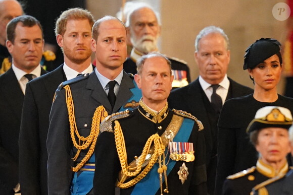 Le duc et la duchesse de Sussex, le prince Harry et Meghan Markle, le prince William et Meghan Markle, la comtesse Sophie et le Prince Edward arrivent devant le cercueil d'Elizabeth II @ Jacob King/PA Wire
