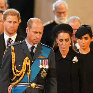 Le prince Harry, duc de Sussex, Meghan Markle, duchesse de Sussex, le prince de Galles William, Kate Catherine Middleton, princesse de Galles, la comtesse Sophie de Wessex, le prince Edward, comte de Wessex - Intérieur - Procession cérémonielle du cercueil de la reine Elisabeth II du palais de Buckingham à Westminster Hall à Londres. Le 14 septembre 2022 