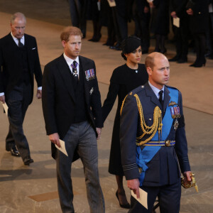 Peter Phillips, le prince Harry, duc de Sussex, le prince Andrew, duc d'York, Meghan Markle, duchesse de Sussex, le prince de Galles William, Kate Catherine Middleton, princesse de Galles, le prince Edward, comte de Wessex, la comtesse Sophie de Wessex - Intérieur - Procession cérémonielle du cercueil de la reine Elisabeth II du palais de Buckingham à Westminster Hall à Londres. Le 14 septembre 2022 