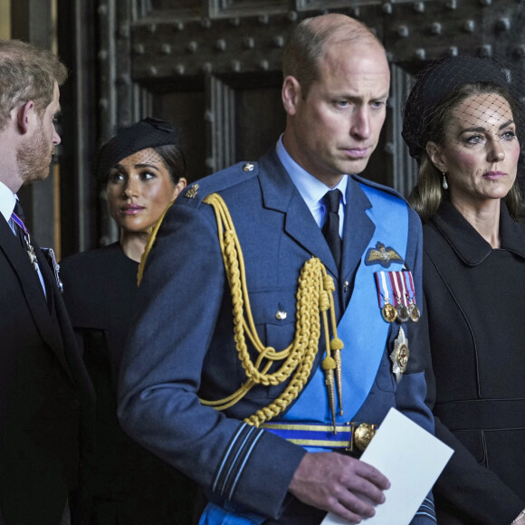 Le prince Harry, Meghan Markle, le prince William et Kate Middleton - Procession cérémonielle du cercueil de la reine Elizabeth II du palais de Buckingham à Westminster Hall à Londres.