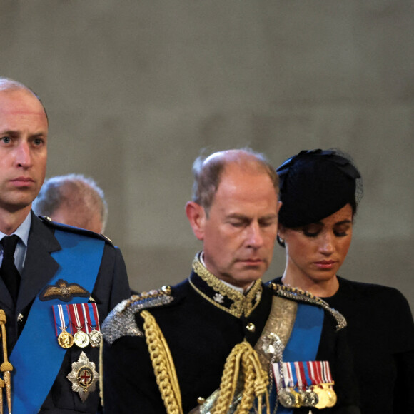 Le prince Edward, le prince William, Kate Middleton, le prince Harry, Meghan Markle - Procession cérémonielle du cercueil de la reine Elizabeth II du palais de Buckingham à Westminster Hall à Londres. Le 14 septembre 2022.