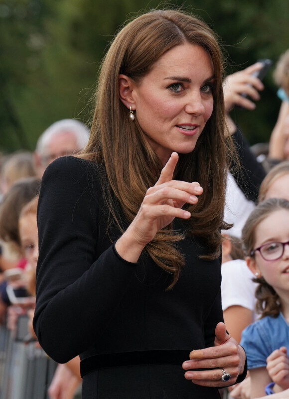 Kate Middleton découvre ensemble les hommages à la reine Elizabeth II après sa disparition. Le 10 septembre 2022 à Windsor.