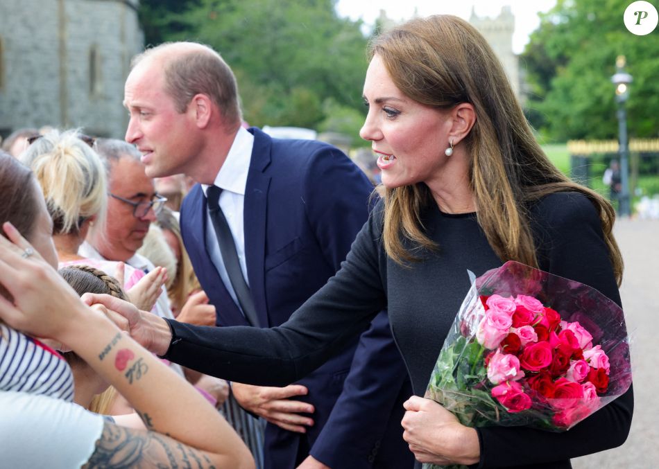 Kate Middleton Le Prince William Découvrent Ensemble Les Hommages à La Reine Elizabeth Ii Après 