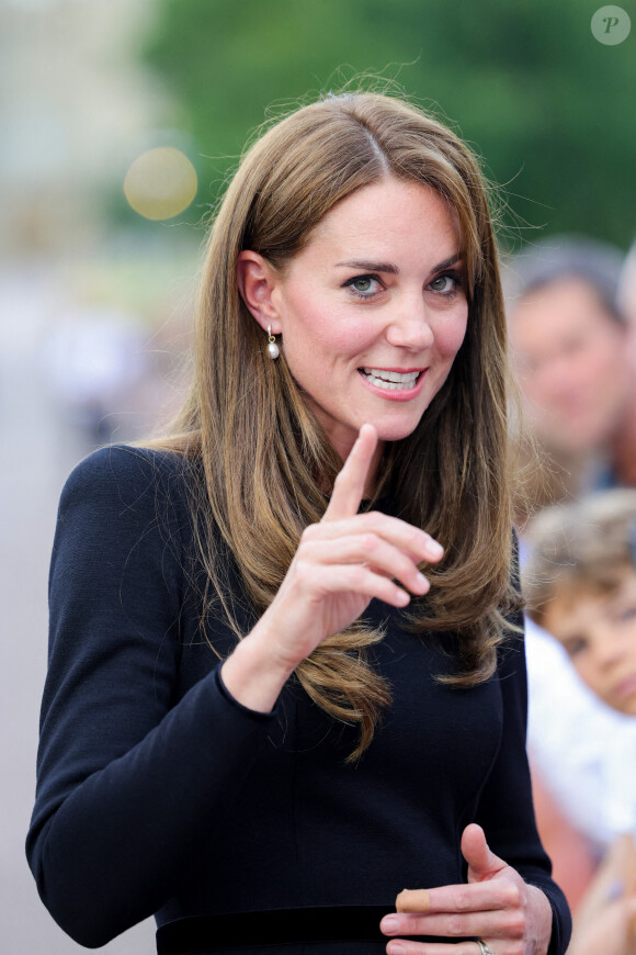 Kate Middleton découvre ensemble les hommages à la reine Elizabeth II après sa disparition. Le 10 septembre 2022 à Windsor.