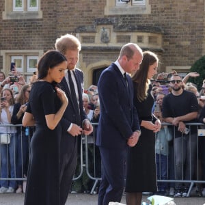 Kate Middleton, le prince William, le prince Harry et Meghan Markle se retrouvent enfin. Ils découvrent ensemble les hommages à la reine Elizabeth II après sa disparition. Le 10 septembre 2022 à Windsor.