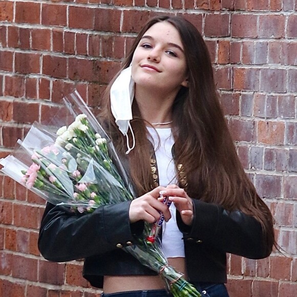 Suri Cruise fait une sortie avec une amie à New York le jour de son anniversaire, elle a 15 ans le 18 avril 2021.