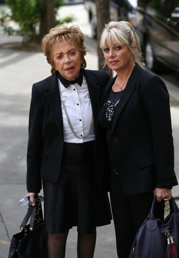Marthe Mercadier et sa fille Véronique lors des obsèques de Pierre Mondy en 2012