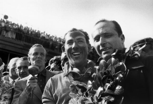 Stirling Moss (Mercedes-Benz W196) et Juan Manuel Fangio (Mercedes-Benz W196) lors du Grand Prix de Grande-Bretagne en 1955