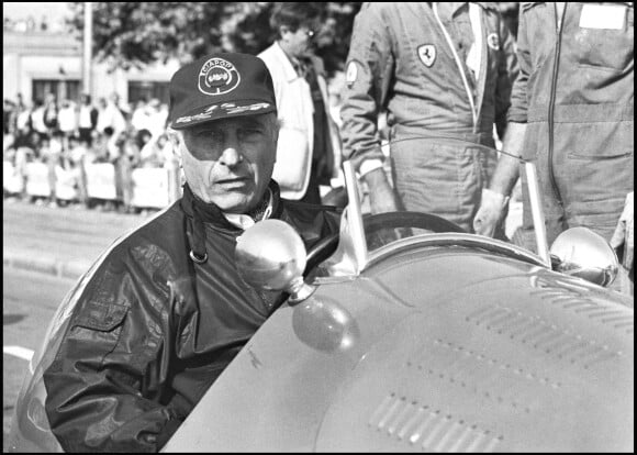 Le pilote Juan Manuel Fangio dans une Ferrari (photo d'archive)