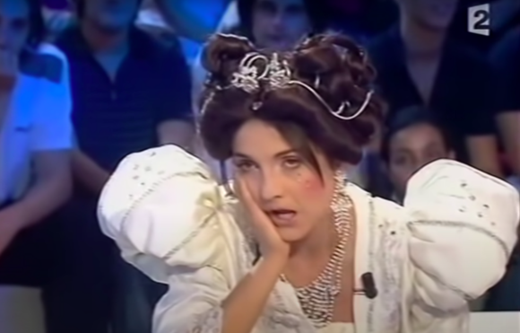 Capture de l'émission "On a tout essayé", Florence Foresti parodie Isabelle Adjani