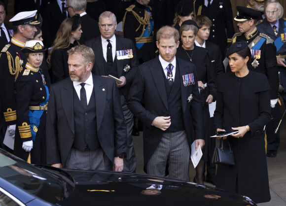 La princesse Anne, le prince Andrew, duc d'York, le prince Harry et Meghan Markle - Procession cérémonielle du cercueil de la reine Elisabeth II du palais de Buckingham à Westminster Hall à Londres le 14 septembre 2022. 