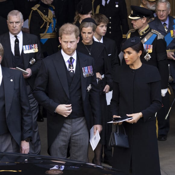 La princesse Anne, le prince Andrew, duc d'York, le prince Harry et Meghan Markle - Procession cérémonielle du cercueil de la reine Elisabeth II du palais de Buckingham à Westminster Hall à Londres le 14 septembre 2022. 