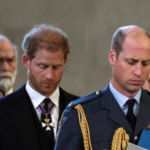 Le prince Harry, duc de Sussex, Meghan Markle, duchesse de Sussex, Le prince William, prince de Galles, Le prince Edward, duc d'Edimbourg - Intérieur - Procession cérémonielle du cercueil de la reine Elisabeth II du palais de Buckingham à Westminster Hall à Londres, où les Britanniques et les touristes du monde entier pourront lui rendre hommage jusqu'à ses obsèques prévues le 19 septembre 2022. Le 14 septembre 2022. 