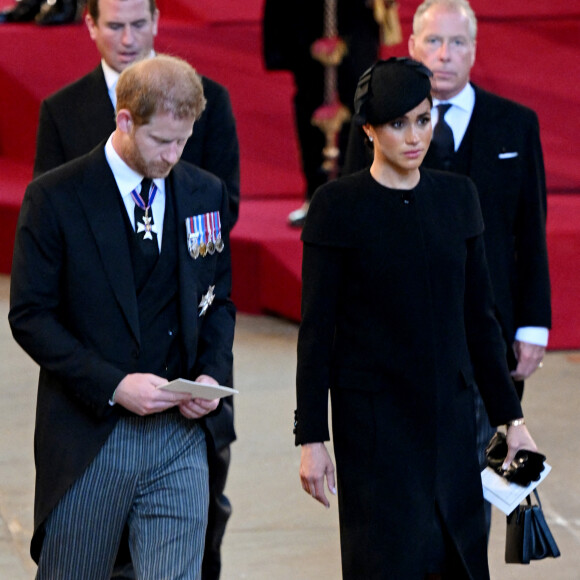 Le prince Harry et Meghan Markle - Procession cérémonielle du cercueil de la reine Elisabeth II du palais de Buckingham à Westminster Hall à Londres le 14 septembre 2022. © Photoshot / Panoramic / Bestimage 