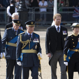 Le prince de Galles William, le roi Charles III d'Angleterre, le prince Harry, duc de Sussex, la princesse Anne, Sir Timothy Laurence - Procession cérémonielle du cercueil de la reine Elisabeth II du palais de Buckingham à Westminster Hall à Londres. Le 14 septembre 2022 