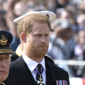 Le roi Charles III d'Angleterre, le prince Harry, duc de Sussex - Procession cérémonielle du cercueil de la reine Elisabeth II du palais de Buckingham à Westminster Hall à Londres. Le 14 septembre 2022 