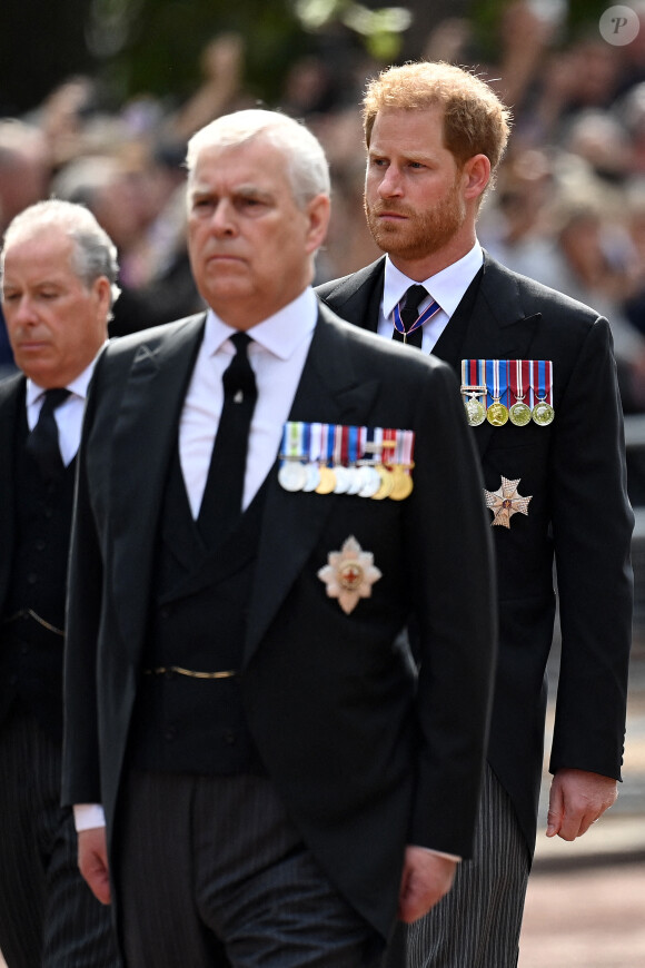 Le prince Harry, duc de Sussex et le prince Andrew, duc d'York - Procession cérémonielle du cercueil de la reine Elisabeth II du palais de Buckingham à Westminster Hall à Londres, Royaume Uni, le 14 septembre 2022. 