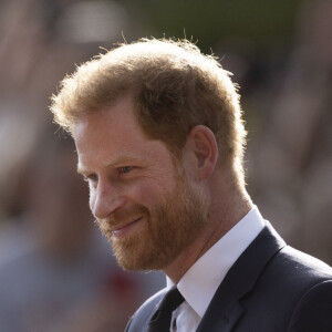 Le prince Harry, duc de Sussex à la rencontre de la foule devant le château de Windsor, suite au décès de la reine Elisabeth II d'Angleterre. 