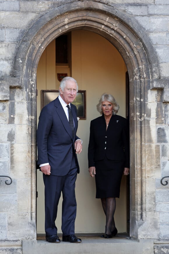 Le roi Charles III d'Angleterre et Camilla Parker Bowles, reine consort d'Angleterre, lors d'une réceptions organisée pour les associations caritatives au château de Cardiff.