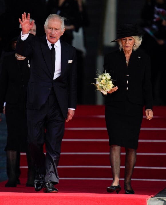 Le roi Charles III d'Angleterre et Camilla Parker Bowles, reine consort d'Angleterre, à la sortie du Parlement gallois après avoir reçu les condoléances officielles des députés à la suite du décès de la reine Elizabeth II, à Cardiff, Pays Galles, Royaume Uni, le 16 septembre 2022.