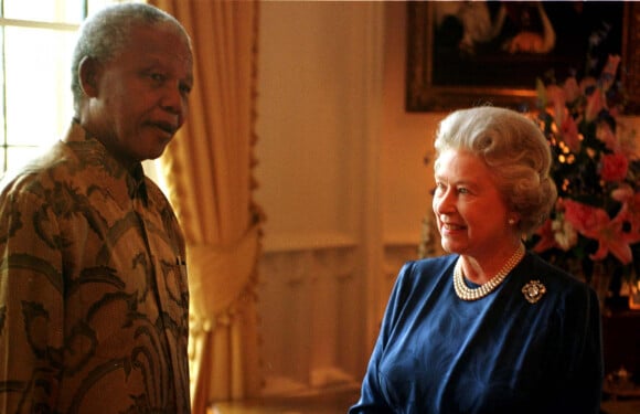 La reine Elizabeth et Nelson Mandela au château de Windsor en 1998.