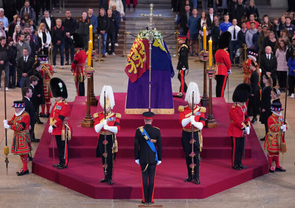 Le prince William, prince de Galles, Peter Phillips, James Mountbatten-Windsor, la princesse Eugenie d'York, le prince Harry, duc de Sussex, la princesse Beatrice d'York, Louise Mountbatten-Windsor (Lady Louise Windsor) et Zara Phillips (Zara Tindall) - Veillée des petits-enfants de la reine Elizabeth II au Westminster Hall à Londres, Royaume Uni, le 17 septembre 2022. 