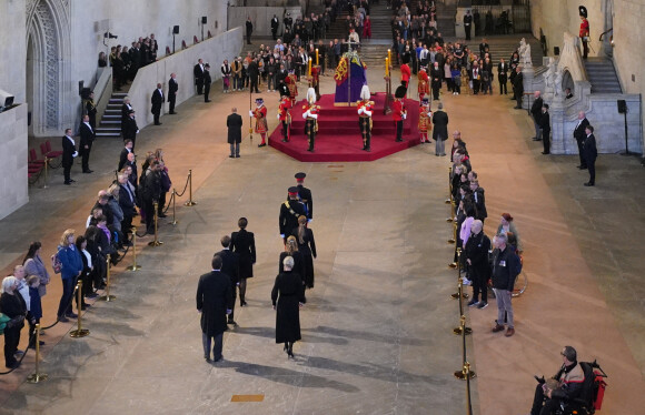 Le prince William, prince de Galles, Peter Phillips, James Mountbatten-Windsor, la princesse Eugenie d'York, le prince Harry, duc de Sussex, la princesse Beatrice d'York, Louise Mountbatten-Windsor (Lady Louise Windsor) et Zara Phillips (Zara Tindall) - Veillée des petits-enfants de la reine Elizabeth II au Westminster Hall à Londres, Royaume Uni, le 17 septembre 2022. 