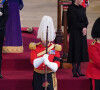 Le prince William, prince de Galles, Peter Phillips, James Mountbatten-Windsor, la princesse Eugenie d'York, la princesse Beatrice d'York, Louise Mountbatten-Windsor (Lady Louise Windsor) et Zara Phillips (Zara Tindall) - Veillée des petits-enfants de la reine Elizabeth II au Westminster Hall à Londres, Royaume Uni, le 17 septembre 2022. 