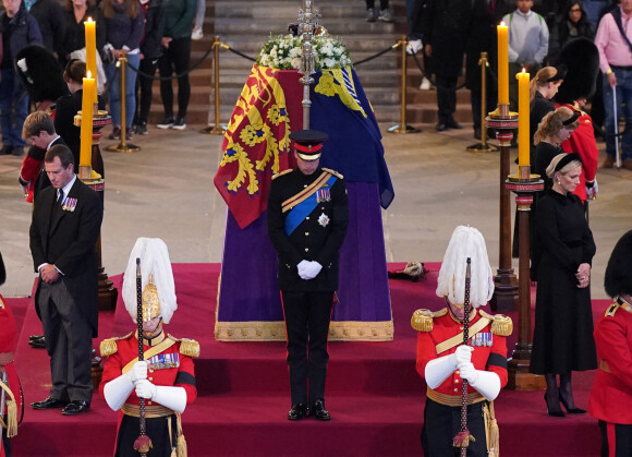 Le prince William, prince de Galles, Peter Phillips, James Mountbatten-Windsor, la princesse Eugenie d'York, la princesse Beatrice d'York, Louise Mountbatten-Windsor (Lady Louise Windsor) et Zara Phillips (Zara Tindall) - Veillée des petits-enfants de la reine Elizabeth II au Westminster Hall à Londres, Royaume Uni, le 17 septembre 2022. 