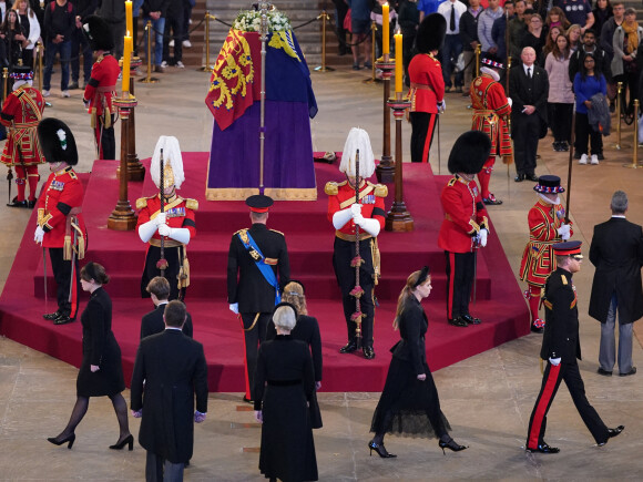 Le prince William, prince de Galles, Peter Phillips, James Mountbatten-Windsor, la princesse Eugenie d'York, le prince Harry, duc de Sussex, la princesse Beatrice d'York, Louise Mountbatten-Windsor (Lady Louise Windsor) et Zara Phillips (Zara Tindall) - Veillée des petits-enfants de la reine Elizabeth II au Westminster Hall à Londres, Royaume Uni, le 17 septembre 2022. 