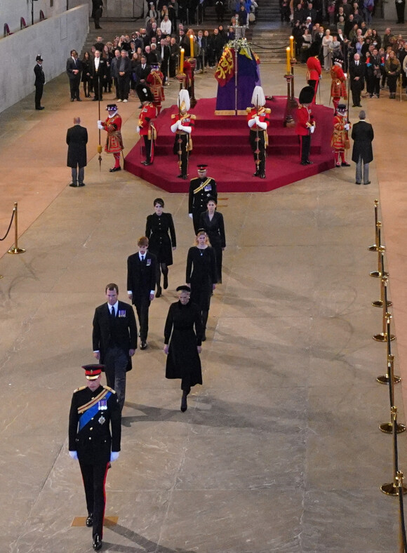 Le prince William, prince de Galles, Peter Phillips, James Mountbatten-Windsor, la princesse Eugenie d’York, le prince Harry, duc de Sussex, la princesse Beatrice d’York, Louise Mountbatten-Windsor (Lady Louise Windsor) et Zara Phillips (Zara Tindall) - Veillée des petits-enfants de la reine Elizabeth II au Westminster Hall à Londres, Royaume Uni, le 17 septembre 2022.  Queen Elizabeth II 's grandchildren (left to right, from bottom) the Prince of Wales, Peter Phillips and Zara Tindall, James, Viscount Severn and Lady Louise Windsor, Princess Eugenie and Princess Beatrice, and the Duke of Sussex, depart after holding a vigil beside the coffin of their grandmother as it lies in state on the catafalque in Westminster Hall, at the Palace of Westminster, London. Picture date: Saturday September 17, 2022. 