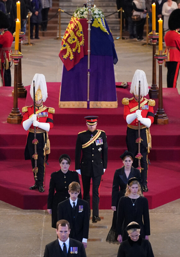 Peter Phillips, James Mountbatten-Windsor, la princesse Eugenie d’York, le prince Harry, duc de Sussex, la princesse Beatrice d’York, Louise Mountbatten-Windsor (Lady Louise Windsor) et Zara Phillips (Zara Tindall) -) Veillée des petits-enfants de la reine Elizabeth II au Westminster Hall à Londres, Royaume Uni, le 17 septembre 2022.  Queen Elizabeth II 's grandchildren (left to right, from bottom) Peter Phillips and Zara Tindall, James, Viscount Severn and Lady Louise Windsor, Princess Eugenie and Princess Beatrice, and the Duke of Sussex, depart after holding a vigil beside the coffin of their grandmother as it lies in state on the catafalque in Westminster Hall, at the Palace of Westminster, London. Picture date: Saturday September 17, 2022. 