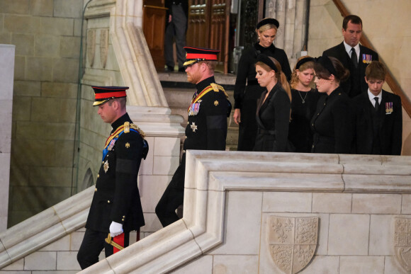 Le prince William, prince de Galles, Peter Phillips, James Mountbatten-Windsor, la princesse Eugenie d’York, le prince Harry, duc de Sussex, la princesse Beatrice d’York, Louise Mountbatten-Windsor (Lady Louise Windsor) et Zara Phillips (Zara Tindall) - Veillée des petits-enfants de la reine Elizabeth II au Westminster Hall à Londres, Royaume Uni, le 17 septembre 2022.  Queen Elizabeth II's grandchildren the Prince of Wales, the Duke of Sussex, Princess Beatrice, Princess Eugenie, Lady Louise Windsor, James, Viscount Severn, Zara Tindall and Peter Phillips arrive to hold a vigil beside the coffin of their grandmother as it lies in state on the catafalque in Westminster Hall, at the Palace of Westminster, London. Picture date: Saturday September 17, 2022. 