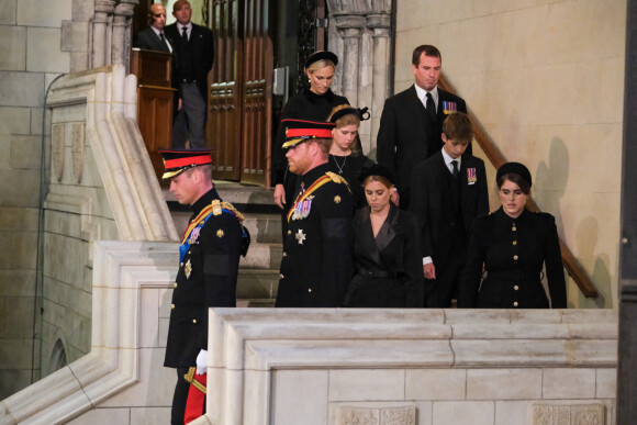 Le prince William, prince de Galles, Peter Phillips, James Mountbatten-Windsor, la princesse Eugenie d’York, le prince Harry, duc de Sussex, la princesse Beatrice d’York, Louise Mountbatten-Windsor (Lady Louise Windsor) et Zara Phillips (Zara Tindall) - Veillée des petits-enfants de la reine Elizabeth II au Westminster Hall à Londres, Royaume Uni, le 17 septembre 2022.  Queen Elizabeth II's grandchildren the Prince of Wales, the Duke of Sussex, Princess Beatrice, Princess Eugenie, Lady Louise Windsor, James, Viscount Severn, Zara Tindall and Peter Phillips arrive to hold a vigil beside the coffin of their grandmother as it lies in state on the catafalque in Westminster Hall, at the Palace of Westminster, London. Picture date: Saturday September 17, 2022. 