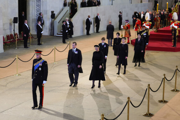 Le prince William, prince de Galles, Peter Phillips, James Mountbatten-Windsor, la princesse Eugenie d’York, le prince Harry, duc de Sussex, la princesse Beatrice d’York, Louise Mountbatten-Windsor (Lady Louise Windsor) et Zara Phillips (Zara Tindall) - Veillée des petits-enfants de la reine Elizabeth II au Westminster Hall à Londres, Royaume Uni, le 17 septembre 2022.  Queen Elizabeth II's grandchildren the Prince of Wales, Peter Phillips, Zara Tindall, James, Viscount Severn, Lady Louise Windsor, Princess Eugenie, Princess Beatrice and the Duke of Sussex depart after holding a vigil beside the coffin of their grandmother as it lies in state on the catafalque in Westminster Hall, at the Palace of Westminster, London. Picture date: Saturday September 17, 2022. 