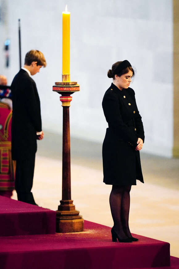 James Mountbatten-Windsor et la princesse Eugenie d’York - Veillée des petits-enfants de la reine Elizabeth II au Westminster Hall à Londres, Royaume Uni, le 17 septembre 2022.  (left to right) Viscount Severn and Princess Eugenie hold a vigil beside the coffin of their grandmother, Queen Elizabeth II, as it lies in state on the catafalque in Westminster Hall, at the Palace of Westminster, London. Picture date: Saturday September 17, 2022. 