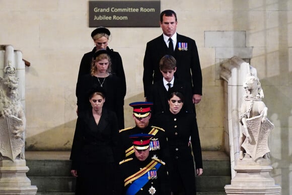 Le prince William, prince de Galles, Peter Phillips, James Mountbatten-Windsor, la princesse Eugenie d’York, le prince Harry, duc de Sussex, la princesse Beatrice d’York, Louise Mountbatten-Windsor (Lady Louise Windsor) et Zara Phillips (Zara Tindall) - Veillée des petits-enfants de la reine Elizabeth II au Westminster Hall à Londres, Royaume Uni, le 17 septembre 2022.  (left to right) Zara Tindall, Lady Louise, Princess Beatrice, the Prince of Wales, the Duke of Sussex, Princess Eugenie, Viscount Severn and Peter Phillips hold a vigil beside the coffin of their grandmother, Queen Elizabeth II, as it lies in state on the catafalque in Westminster Hall, at the Palace of Westminster, London. Picture date: Saturday September 17, 2022. 