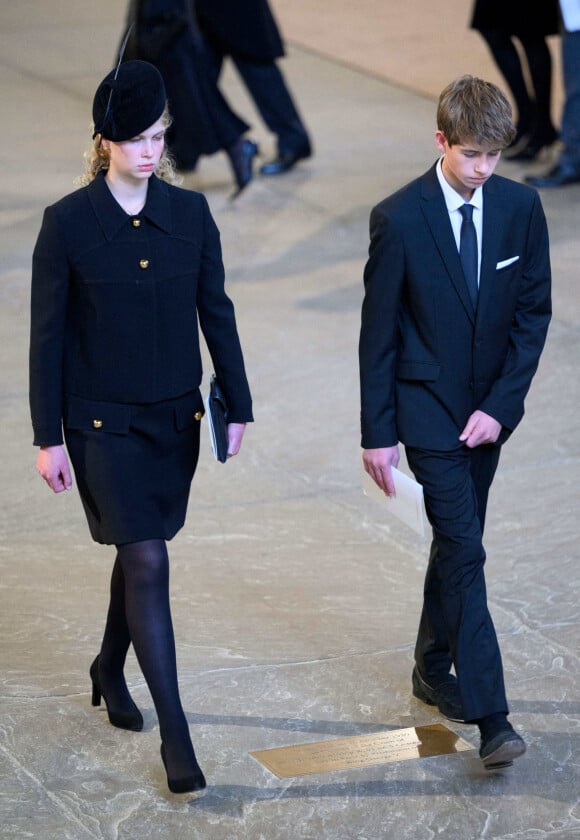 Louise Mountbatten-Windsor et James Mountbatten-Windsor - Procession cérémonielle du cercueil de la reine Elisabeth II du palais de Buckingham à Westminster Hall à Londres le 14 septembre 2022. © Photoshot / Panoramic / Bestimage  Queen Elizabeth II's coffin procession from Buckingham Palace to Westminster Hall, London, UK - 14 Sep 2022, Credit:Tim Rooke/Shutterstock / Avalon 