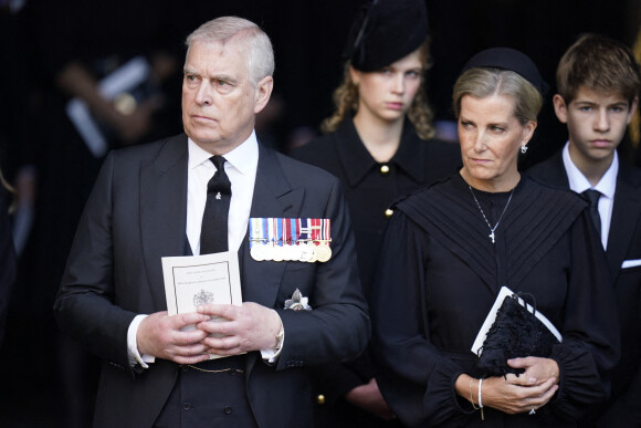 Le prince Andrew, duc d’York, Sophie Rhys-Jones, duchesse d'Edimbourg, James Mountbatten-Windsor - Sortie - Procession cérémonielle du cercueil de la reine Elisabeth II du palais de Buckingham à Westminster Hall à Londres, où les Britanniques et les touristes du monde entier pourront lui rendre hommage jusqu'à ses obsèques prévues le 19 septembre 2022. Le 14 septembre 2022.  Her Majesty's Coffin borne on a Gun Carriage of the King's Troop Royal Horse Artillery. HM coffin will be conveyed on a gun carriage to Westminster Hall, the ancient heart of Parliament, where she will lie in state for four days until her funeral on Monday. September 14th, 2022 