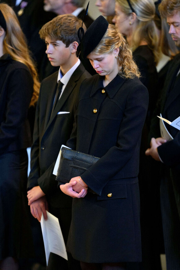 James Mountbatten-Windsor et Louise Mountbatten-Windsor - Procession cérémonielle du cercueil de la reine Elisabeth II du palais de Buckingham à Westminster Hall à Londres le 14 septembre 2022. © Photoshot / Panoramic / Bestimage  Queen Elizabeth II's coffin procession from Buckingham Palace to Westminster Hall, London, UK - 14 Sep 2022, Credit:Tim Rooke/Shutterstock / Avalon 