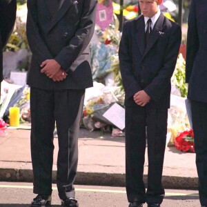 Les princes William et Harry aux obsèques de Lady Diana le 5 septembre 1997 à Londres