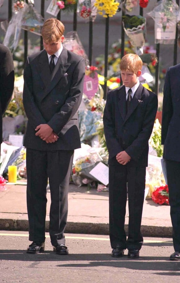 Les princes William et Harry aux obsèques de Lady Diana le 5 septembre 1997 à Londres
