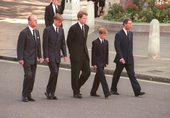 Les princes Philip, William, Earl Spencer, les princes Harry et Charles aux obsèques de Lady Diana le 5 septembre 1997 à Londres
