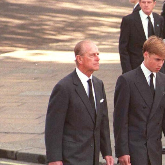 Les princes Philip, William, Earl Spencer, les princes Harry et Charles aux obsèques de Lady Diana le 5 septembre 1997 à Londres