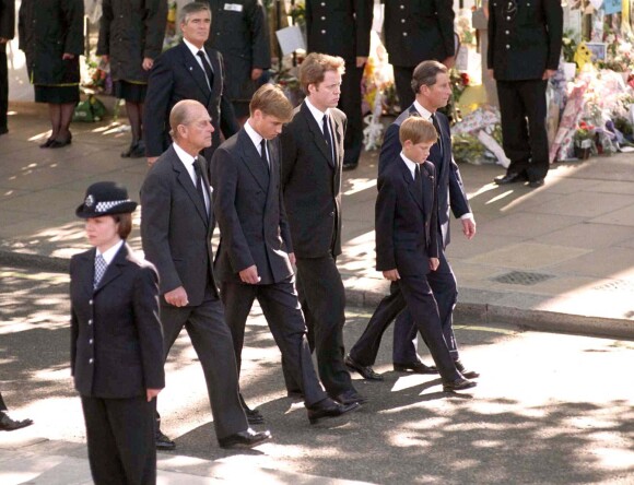 Les princes Philip, William, Earl Spencer, les princes Harry et Charles aux obsèques de Lady Diana le 5 septembre 1997 à Londres