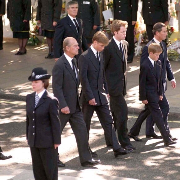 Les princes Philip, William, Earl Spencer, les princes Harry et Charles aux obsèques de Lady Diana le 5 septembre 1997 à Londres