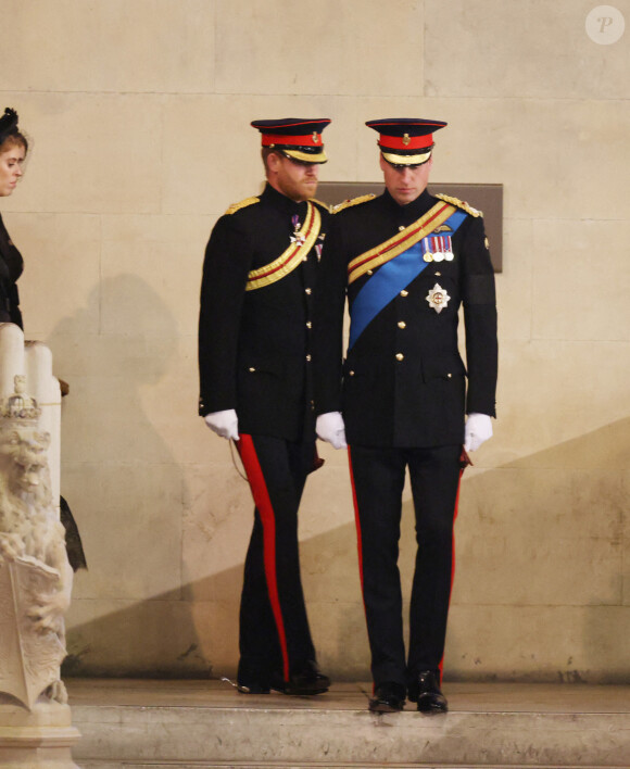 Le prince William, prince de Galles et le prince Harry, duc de Sussex - Veillée des petits-enfants de la reine Elizabeth II au Westminster Hall à Londres, Royaume Uni, le 17 septembre 2022. 