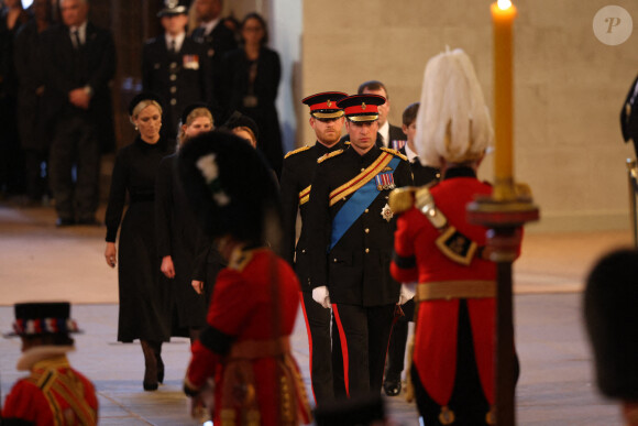 Le prince William, prince de Galles, Peter Phillips, James Mountbatten-Windsor, la princesse Eugenie d'York, le prince Harry, duc de Sussex, la princesse Beatrice d'York, Louise Mountbatten-Windsor (Lady Louise Windsor) et Zara Phillips (Zara Tindall) - Veillée des petits-enfants de la reine Elizabeth II au Westminster Hall à Londres, Royaume Uni, le 17 septembre 2022. 