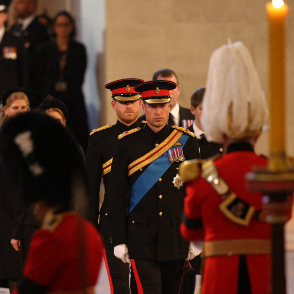 Le prince William, prince de Galles, Peter Phillips, James Mountbatten-Windsor, la princesse Eugenie d'York, le prince Harry, duc de Sussex, la princesse Beatrice d'York, Louise Mountbatten-Windsor (Lady Louise Windsor) et Zara Phillips (Zara Tindall) - Veillée des petits-enfants de la reine Elizabeth II au Westminster Hall à Londres, Royaume Uni, le 17 septembre 2022. 